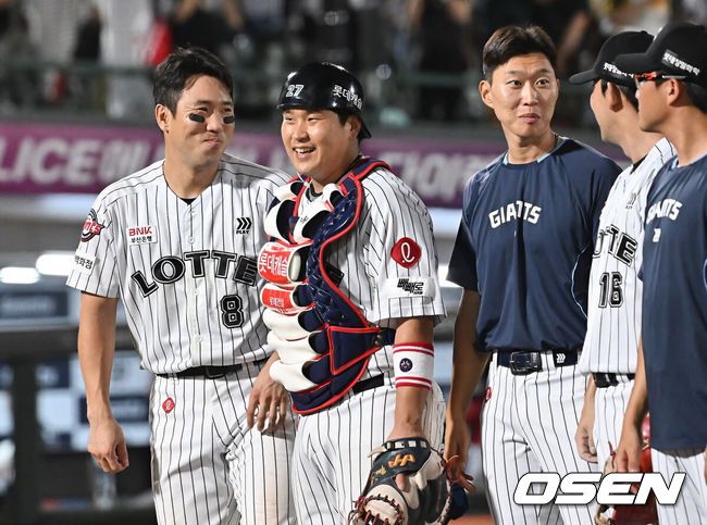 [OSEN=부산, 이석우 기자] 27일 부산 사직야구장에서 2025 신한 SOL 뱅크 KBO 리그 롯데 자이언츠와 KIA 타이거즈의 경기가 열렸다. 홈팀 롯데는 나균안이, 방문팀 KIA는 네일이 선발 출전했다.롯데 자이언츠 전준우와 유강남이 KIA 타이거즈에 5-3으로 승리, 스윙승을 올리고 기뻐하고 있다. 2025.07.27 / foto0307@osen.co.kr