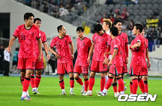 [OSEN=용인, 지형준 기자] 대굴욕이다. 한국축구가 일본에 사상 첫 3연패를 당했다.홍명보 감독이 이끄는 남자축구대표팀은 15일 오후 7시 24분 용인 미르스타디움에서 개최되는 2025 동아시아축구연맹(EAFF) E-1 챔피언십(동아시안컵) 3차전에서 숙적 일본에게 0-1로 패해 우승컵 탈환에 실패했다.대회 3승의 일본이 통산 세 번째 우승을 달성했다. 일본은 안방의 한국을 누르고 대회 2연패까지 가져갔다. 한국은 여전히 5회 우승으로 최다우승이지만 2개 대회 연속 일본에 밀렸다.경기를 마치도 한국 선수들이 패배를 아쉬워하고 있다. 2025.07.15 / jpnews@osen.co.kr