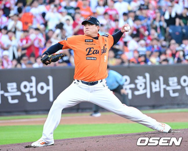 [OSEN=대전, 최규한 기자] 26일 대전 한화생명볼파크에서 ‘2025 신한 SOL Bank KBO리그’ 한화 이글스와 SSG 랜더스의 경기가 열렸다.홈팀 한화는 류현진, 방문팀 SSG는 김광현을 선발로 내세웠다.1회초 한화 선발 류현진이 힘차게 공을 뿌리고 있다. 2025.07.26 / dreamer@osen.co.kr