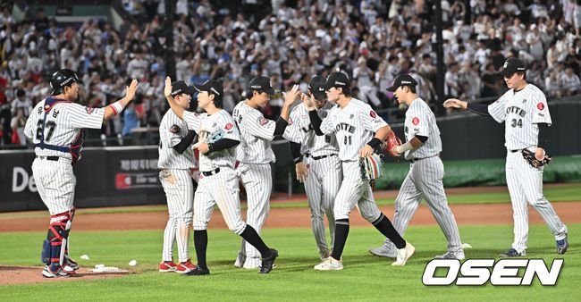 [OSEN=부산, 이석우 기자] 27일 부산 사직야구장에서 2025 신한 SOL 뱅크 KBO 리그 롯데 자이언츠와 KIA 타이거즈의 경기가 열렸다. 홈팀 롯데는 나균안이, 방문팀 KIA는 네일이 선발 출전했다.롯데 자이언츠 선수들이 KIA 타이거즈에 5-3으로 승리, 스윙승을 올리고 기쁨을 나누고 있다. 2025.07.27 / foto0307@osen.co.kr