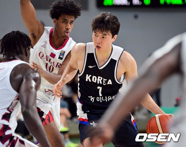 [OSEN=안양, 조은정 기자]20일 안양 정관장 아레나에서 한국 남자농구 대표팀과 카타르 대표팀의 2차 평가전이 열렸다.안준호 감독이 이끄는 남자농구대표팀은 지난 18일 같은 장소에서 개최된 카타르와 1차 평가전에서 90-71로 승리했다.1쿼터 대한민국 이현중이 카타르 수비를 받으며 드리블을 하고 있다. 2025.07.20 /cej@osen.co.kr