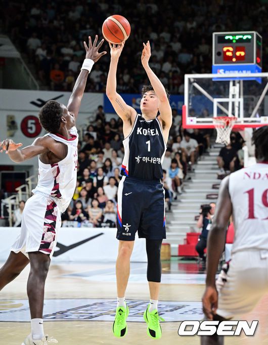 [OSEN=안양, 조은정 기자]20일 안양 정관장 아레나에서 한국 남자농구 대표팀과 카타르 대표팀의 2차 평가전이 열렸다.안준호 감독이 이끄는 남자농구대표팀은 지난 18일 같은 장소에서 개최된 카타르와 1차 평가전에서 90-71로 승리했다.2쿼터 대한민국 이현중이 3점슛을 성공하고 있다.  2025.07.20 /cej@osen.co.kr