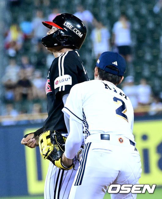 [OSEN=잠실, 최규한 기자] 27일 서울 잠실야구장에서 ‘2025 신한 SOL Bank KBO리그’ 두산 베어스와 LG 트윈스의 경기가 열렸다.홈팀 두산은 잭 로그, 방문팀 LG는 최채흥을 선발로 내세웠다.8회초 무사 1루 상황 LG 문보경 타석 때 주자 송찬의가 견제에 걸려 1루에서 태그아웃 되고 있다. 2025.07.27 / dreamer@osen.co.kr