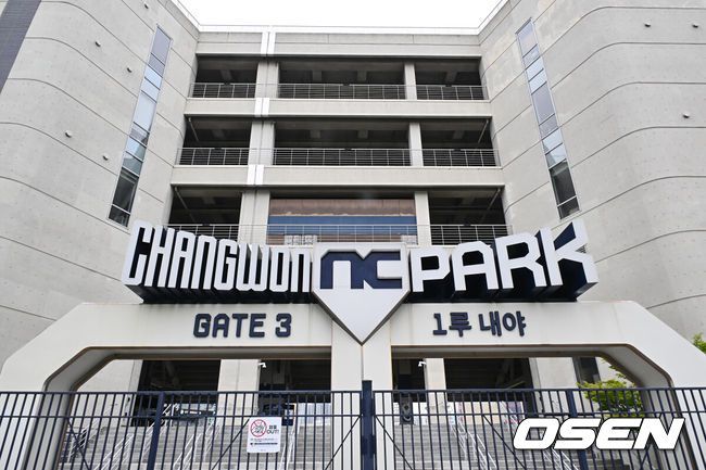 [OSEN=창원, 이석우 기자] 지난 3월 29일 NC 다이노스와 LG 트윈스의 경기 중 3루 내야석 매점 부근 약 4층 높이에 있던 알루미늄 '루버'가 떨어져 관중이 사망하는 사고가 발생했다. 지난 8일 KBO는 NC 다이노스 구단의 요청에 따라, NC가 울산 문수야구장을 2025 시즌 임시 대체 홈구장으로 사용하는 것을 승인했다. 사고가 발생한 지점의 루버를 포함해 야구장과 철골 주차장에 설치된 309개의 루버를 전면 철거했다. 2025.05.11 / foto0307@osen.co.kr