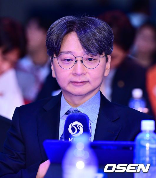 [OSEN=지형준 기자] 11일 오후서울 잠실 롯데호텔 월드에서 2025 KBO 신인 드래프트가 열렸다.2025 KBO신인 드래프트는 전면 드래프트 방식으로 진행된다. 지명은 1라운드부터 11라운드까지 이뤄지며, 2023년도 구단 순위의 역순인 키움-한화-삼성-롯데-KIA-두산-NC-SSG-KT-LG 순서로 실시된다.NC 임선남 단장이 지명을 하고 있다. 2024.09.11 / jpnews@osen.co.kr