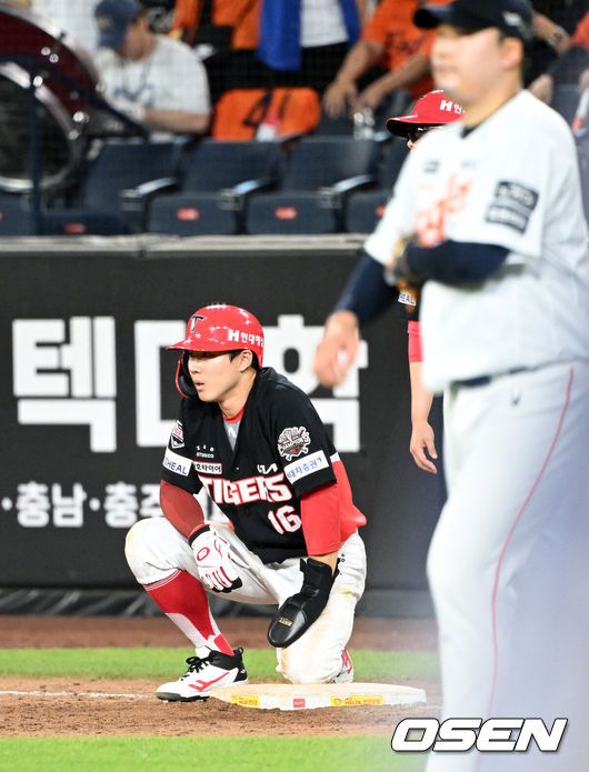 [OSEN=대전, 이대선 기자] 10일 오후 대전 한화생명볼파크에서 2025 신한 SOL Bank KBO리그 한화 이글스와 KIA 타이거즈의 경기가 열렸다.한화는 황준서, KIA는 네일을 선발로 내세웠다.9회초 2사 1루에서 KIA 1루주자 최원준이 견제사로 물러나며 아쉬워하고 있다. 2025.07.10 /sunday@osen.co.kr