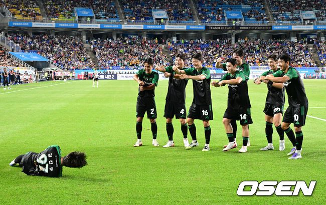 [OSEN=수원, 지형준 기자] 30일 오후 수원월드컵경기장에서 2025 쿠팡플레이 시리즈 팀 K리그와 프리미어리그의 명문 클럽 뉴캐슬 유나이티드의 경기가 열렸다.뉴캐슬의 한국 방문은 창단 133년 만에 처음이다. 국내에서 뉴캐슬의 인지도는 상대적으로 낮은 편이지만, 최근 박승수의 영입으로 주목받고 있다. 뉴캐슬은 팀 K리그와 경기에 이어 8월 3일 서울월드컵경기장에서 토트넘 홋스퍼와 경기를 치른다.전반 팀 K리그 김진규가 선제골을 넣고 기뻐하고 있다. 2025.07.30 / jpnews@osen.co.kr