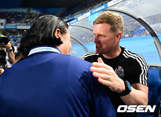 [OSEN=수원, 지형준 기자] 30일 오후 수원월드컵경기장에서 2025 쿠팡플레이 시리즈 팀 K리그와 프리미어리그의 명문 클럽 뉴캐슬 유나이티드의 경기가 열렸다.뉴캐슬의 한국 방문은 창단 133년 만에 처음이다. 국내에서 뉴캐슬의 인지도는 상대적으로 낮은 편이지만, 최근 박승수의 영입으로 주목받고 있다. 뉴캐슬은 팀 K리그와 경기에 이어 8월 3일 서울월드컵경기장에서 토트넘 홋스퍼와 경기를 치른다.경기에 앞서 팀 K리그 김판곤 감독과 뉴캐슬 에디 하우 감독이 인사를 나누고 있다. 2025.07.30 / jpnews@osen.co.kr