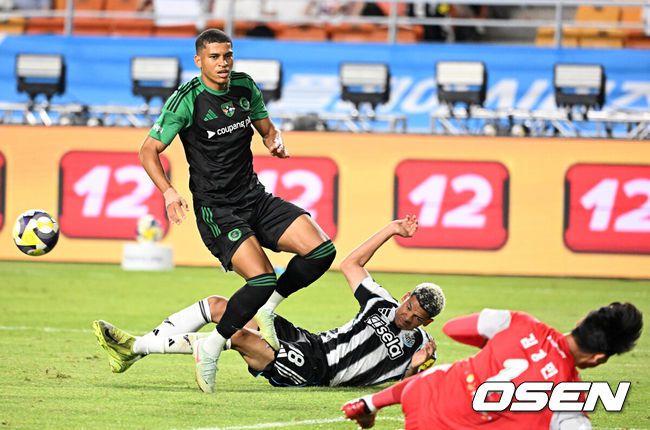 [OSEN=수원, 지형준 기자] 30일 오후 수원월드컵경기장에서 2025 쿠팡플레이 시리즈 팀 K리그와 프리미어리그의 명문 클럽 뉴캐슬 유나이티드의 경기가 열렸다.뉴캐슬의 한국 방문은 창단 133년 만에 처음이다. 국내에서 뉴캐슬의 인지도는 상대적으로 낮은 편이지만, 최근 박승수의 영입으로 주목받고 있다. 뉴캐슬은 팀 K리그와 경기에 이어 8월 3일 서울월드컵경기장에서 토트넘 홋스퍼와 경기를 치른다.후반 팀 K리그 김경민 골키퍼가 뉴캐슬 윌 오슬라의 슛을 막아내고 있다. 2025.07.30 / jpnews@osen.co.kr