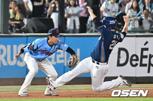 [OSEN=부산, 이석우 기자] 30일 부산 사직야구장에서 2025 신한 SOL 뱅크 KBO 리그 롯데 자이언츠와 NC 다이노스의 경기가 열렸다. 홈팀 롯데는 감보아가, 방문팀 NC는 목지훈이 선발 출전했다.NC 다이노스 김형준이 4회초 2사 1루 김주원의 3루 땅볼 실책으로 2루를 돌아 3루까지 진루를 시도했으나 태그 아웃되고 있다. 2025.07.30 / foto0307@osen.co.kr