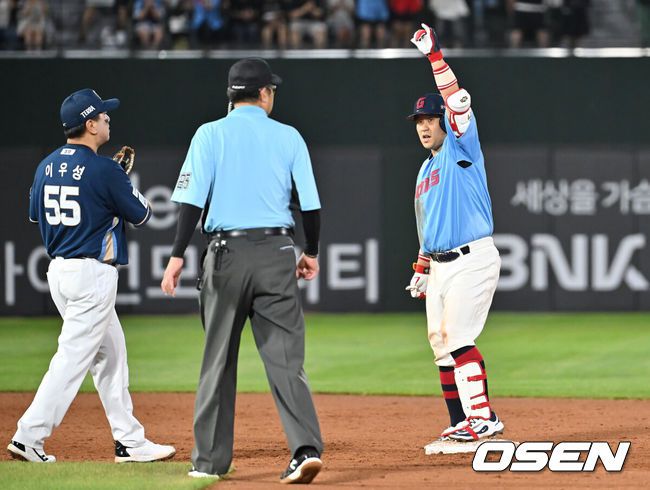 [OSEN=부산, 이석우 기자] 30일 부산 사직야구장에서 2025 신한 SOL 뱅크 KBO 리그 롯데 자이언츠와 NC 다이노스의 경기가 열렸다. 홈팀 롯데는 감보아가, 방문팀 NC는 목지훈이 선발 출전했다.롯데 자이언츠 유강남이 5회말 2사 2,3루 우중간 역전 2타점 2루타를 치고 세리머니를 하고 있다. 2025.07.30 / foto0307@osen.co.kr