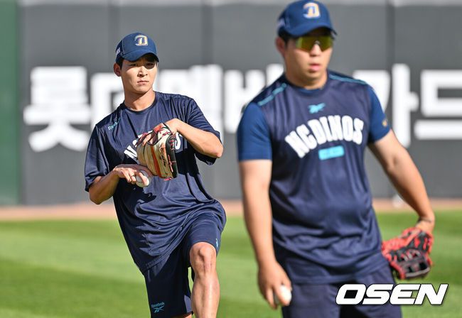 [OSEN=부산, 이석우 기자] 30일 부산 사직야구장에서 2025 신한 SOL 뱅크 KBO 리그 롯데 자이언츠와 NC 다이노스의 경기가 열린다. 홈팀 롯데는 감보아가, 방문팀 NC는 목지훈이 선발 출전한다.KIA에서 트레이드 된 NC 다이노스 홍종표가 1군에 올라와 오영수와 훈련을 하고 있다. 2025.07.30 / foto0307@osen.co.kr