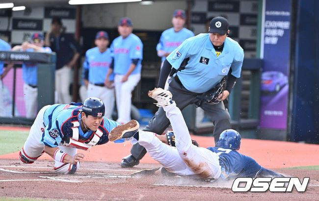 [OSEN=부산, 이석우 기자] 30일 부산 사직야구장에서 2025 신한 SOL 뱅크 KBO 리그 롯데 자이언츠와 NC 다이노스의 경기가 열렸다. 홈팀 롯데는 감보아가, 방문팀 NC는 목지훈이 선발 출전했다.NC 다이노스 김주원이 1회초 무사 1,3루 박건우 타석때 롯데 자이언츠 감보아의 1루 견제때 홈으로 쇄도, 세이프되고 있다. 2025.07.30 / foto0307@osen.co.kr