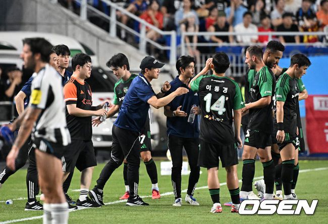 [OSEN=수원, 지형준 기자] 30일 오후 수원월드컵경기장에서 2025 쿠팡플레이 시리즈 팀 K리그와 프리미어리그의 명문 클럽 뉴캐슬 유나이티드의 경기가 열렸다.뉴캐슬의 한국 방문은 창단 133년 만에 처음이다. 국내에서 뉴캐슬의 인지도는 상대적으로 낮은 편이지만, 최근 박승수의 영입으로 주목받고 있다. 뉴캐슬은 팀 K리그와 경기에 이어 8월 3일 서울월드컵경기장에서 토트넘 홋스퍼와 경기를 치른다.전반 팀 K리그 김판곤 감독, 이정효 코치, 감스트가 선수들과 이야기 나누고 있다. 2025.07.30 / jpnews@osen.co.kr