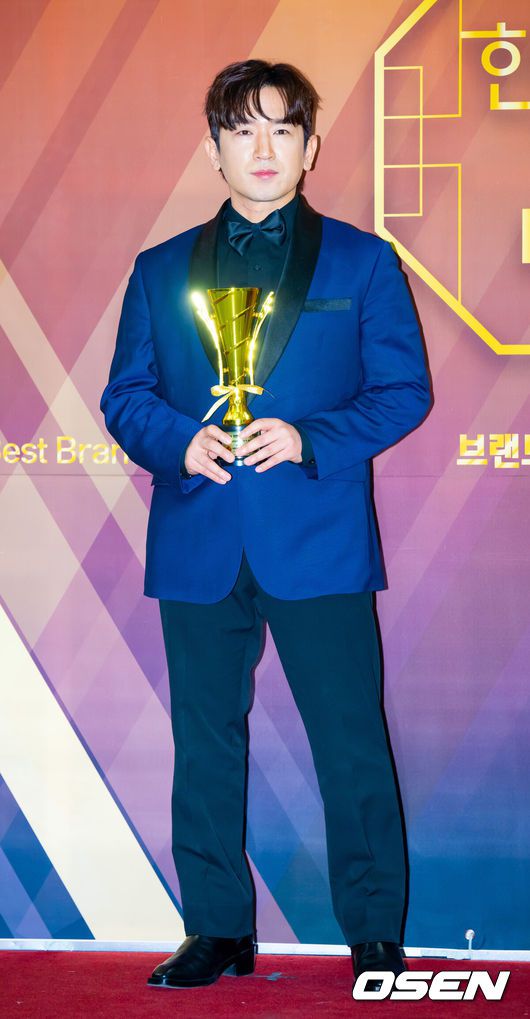 [OSEN=민경훈 기자] ‘2024 대한민국 베스트브랜드 어워즈-대한민국 한류연예대상’ 포토월 행사가 22일 오후 서울 영등포구 여의도동 국회의원회관 대회의실에서 열렸다.한편,2024대한민국 베스트브랜드 어워드’는 소비자들로부터 사랑과 신뢰를 받는 스타,브랜드,인플루언서 등이 한자리에 모이는 대규모 시상식이다.가수 이민우가 입장하며 포즈를 취하고 있다. 2024.12.22 / rumi@osen.co.kr