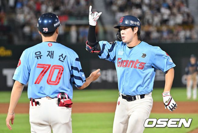 [OSEN=부산, 이석우 기자] 30일 부산 사직야구장에서 2025 신한 SOL 뱅크 KBO 리그 롯데 자이언츠와 NC 다이노스의 경기가 열렸다. 홈팀 롯데는 감보아가, 방문팀 NC는 목지훈이 선발 출전했다.롯데 자이언츠 나승엽이 4회말 2사 1,2루 좌중간 1타점 안타를 치고 세리머니를 하고 있다. 2025.07.30 / foto0307@osen.co.kr