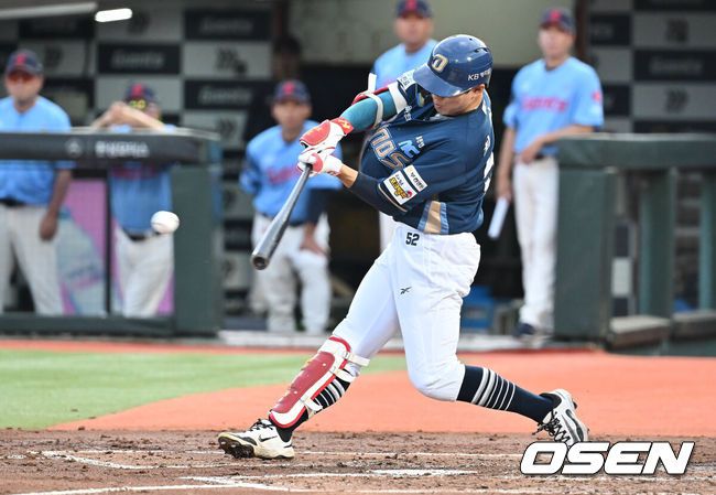 [OSEN=부산, 이석우 기자] 30일 부산 사직야구장에서 2025 신한 SOL 뱅크 KBO 리그 롯데 자이언츠와 NC 다이노스의 경기가 열렸다. 홈팀 롯데는 감보아가, 방문팀 NC는 목지훈이 선발 출전했다.NC 다이노스 최원준이 2회초 2사 1,2루 우익수 앞 1타점 안타를 치고 있다. 2025.07.30 / foto0307@osen.co.kr