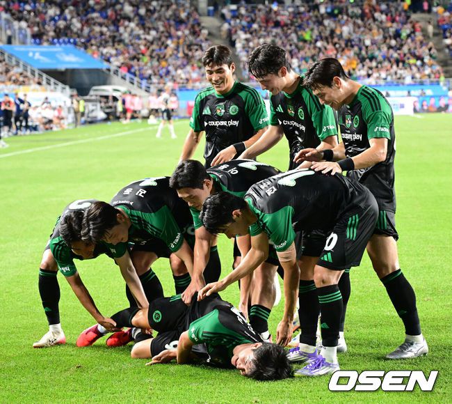 [OSEN=수원, 지형준 기자] 30일 오후 수원월드컵경기장에서 2025 쿠팡플레이 시리즈 팀 K리그와 프리미어리그의 명문 클럽 뉴캐슬 유나이티드의 경기가 열렸다.뉴캐슬의 한국 방문은 창단 133년 만에 처음이다. 국내에서 뉴캐슬의 인지도는 상대적으로 낮은 편이지만, 최근 박승수의 영입으로 주목받고 있다. 뉴캐슬은 팀 K리그와 경기에 이어 8월 3일 서울월드컵경기장에서 토트넘 홋스퍼와 경기를 치른다.전반 팀 K리그 김진규가 선제골을 넣고 동료선수들과 기뻐하고 있다. 2025.07.30 / jpnews@osen.co.kr