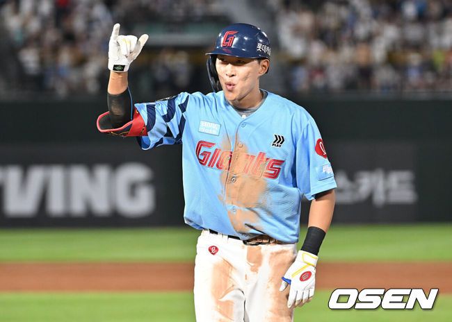 [OSEN=부산, 이석우 기자] 30일 부산 사직야구장에서 2025 신한 SOL 뱅크 KBO 리그 롯데 자이언츠와 NC 다이노스의 경기가 열렸다. 홈팀 롯데는 감보아가, 방문팀 NC는 목지훈이 선발 출전했다.롯데 자이언츠 박승욱이 4회말 2사 1,3루 우익수 앞 동점 1타점 안타를 치고 세리머니를 하고 있다. 2025.07.30 / foto0307@osen.co.kr