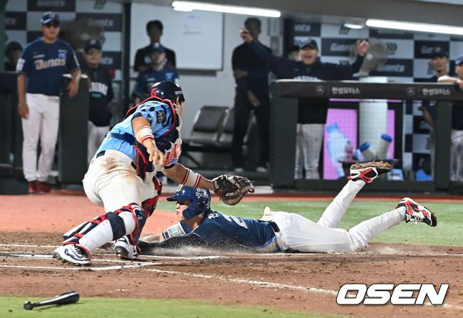 [OSEN=부산, 이석우 기자] 30일 부산 사직야구장에서 2025 신한 SOL 뱅크 KBO 리그 롯데 자이언츠와 NC 다이노스의 경기가 열렸다. 홈팀 롯데는 감보아가, 방문팀 NC는 목지훈이 선발 출전했다.NC 다이노스 천재환이 6회초 무사 1,3루 최원준의 1루 땅볼때 홈에서 세이프되고 있다. 2025.07.30 / foto0307@osen.co.kr