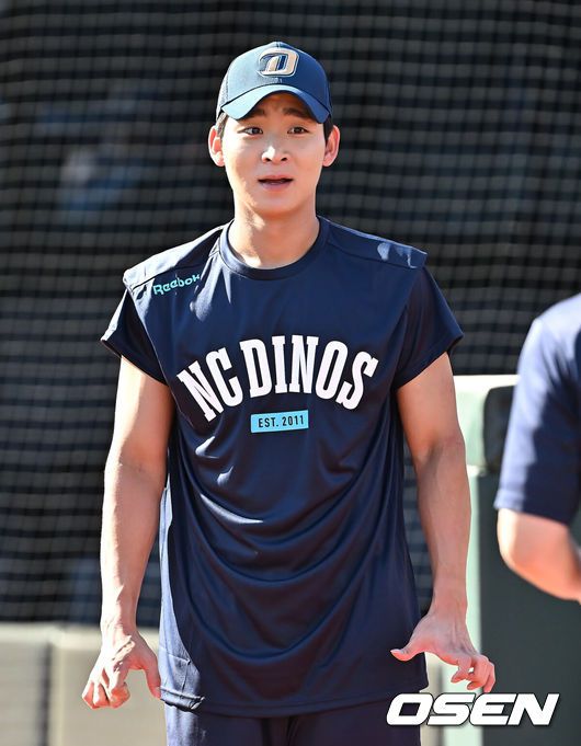 [OSEN=부산, 이석우 기자] 30일 부산 사직야구장에서 2025 신한 SOL 뱅크 KBO 리그 롯데 자이언츠와 NC 다이노스의 경기가 열린다. 홈팀 롯데는 감보아가, 방문팀 NC는 목지훈이 선발 출전한다.KIA에서 트레이드 된 NC 다이노스 홍종표가 1군에 올라와 훈련을 하고 있다. 2025.07.30 / foto0307@osen.co.kr