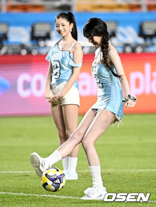 [OSEN=수원, 지형준 기자] 30일 오후 수원월드컵경기장에서 2025 쿠팡플레이 시리즈 팀 K리그와 프리미어리그의 명문 클럽 뉴캐슬 유나이티드의 경기가 열렸다.뉴캐슬의 한국 방문은 창단 133년 만에 처음이다. 국내에서 뉴캐슬의 인지도는 상대적으로 낮은 편이지만, 최근 박승수의 영입으로 주목받고 있다. 뉴캐슬은 팀 K리그와 경기에 이어 8월 3일 서울월드컵경기장에서 토트넘 홋스퍼와 경기를 치른다.경기에 앞서 아이브 장원영이 시축을 하고 있다. 2025.07.30 / jpnews@osen.co.kr