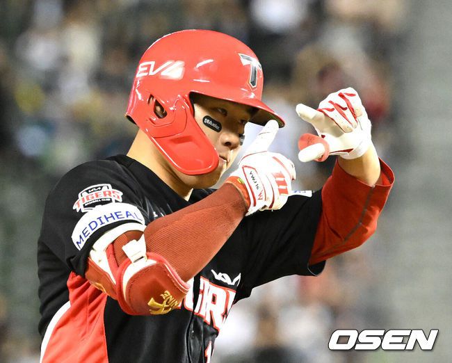 [OSEN=잠실, 이대선 기자] 4일 오후 서울 잠실야구장에서 2025 신한 SOL Bank KBO리그 두산 베어스와 KIA 타이거즈의 경기가 열렸다.두산은 최민석, KIA는 네일을 선발 투수로 내세웠다.9회초 무사 1루에서 KIA 최원준이 우월 투런홈런을 치고 환호하고 있다. 2025.06.04 /sunday@osen.co.kr