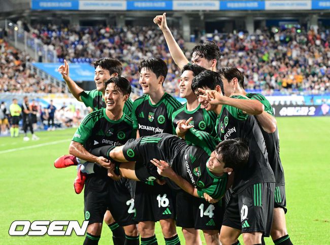 [OSEN=수원, 지형준 기자] 30일 오후 수원월드컵경기장에서 2025 쿠팡플레이 시리즈 팀 K리그와 프리미어리그의 명문 클럽 뉴캐슬 유나이티드의 경기가 열렸다.뉴캐슬의 한국 방문은 창단 133년 만에 처음이다. 국내에서 뉴캐슬의 인지도는 상대적으로 낮은 편이지만, 최근 박승수의 영입으로 주목받고 있다. 뉴캐슬은 팀 K리그와 경기에 이어 8월 3일 서울월드컵경기장에서 토트넘 홋스퍼와 경기를 치른다.전반 팀 K리그 김진규가 선제골을 넣고 동료선수들과 기뻐하고 있다. 2025.07.30 / jpnews@osen.co.kr