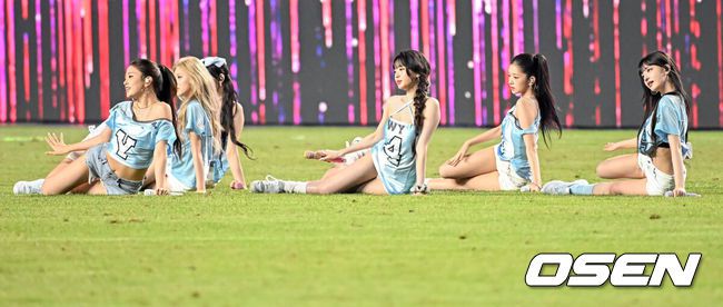 [OSEN=수원, 지형준 기자] 팀 K리그가 '프리미어리그 명문' 뉴캐슬 유나이티드를 꺾으며 한국 축구의 자존심을 보여줬다. 박승수(18)도 열흘 만에 돌아온 수원월드컵경기장에서 짧게나마 뉴캐슬 비공식 데뷔전을 소화했다.팀 K리그는 30일 오후 8시 수원월드컵경기장에서 열린'2025 쿠팡플레이 시리즈' 1경기에서 뉴캐슬 유나이티드를 상대로 1-0 승리를 거뒀다.이로써 필승을 다짐했던 팀 K리그는 뉴캐슬을 상대로 저력을 증명하며 바라던 바를 이뤘다. 반면 뉴캐슬은 친선경기이긴 하지만, 3연패에 빠지며 아쉬움을 남겼다.걸그룹 아이브가 하프타임 공연을 선보이고 있다. 2025.07.30 / jpnews@osen.co.kr