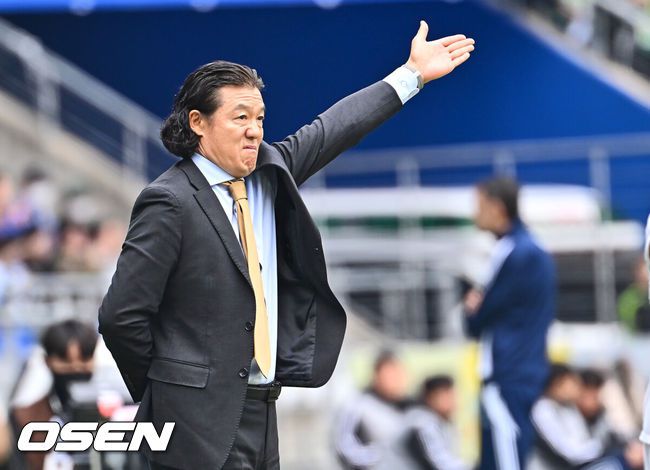 [OSEN=울산, 이석우 기자] 1일 울산 문수축구경기장에서 하나은행 K리그1 2025 울산 HD와 전북 현대의 경기가 열렸다.  세대교체를 시도하는 김판곤 감독의 울산과 공격 축구의 부활을 노리는 포옛 감독의 전북이 첫 ‘현대가 더비’를 갖는다. 울산 HD 김판곤 감독이 선수들을 독려하고 있다. 2025.03.01 / foto0307@osen.co.kr