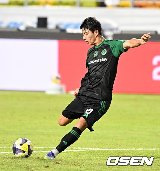 [OSEN=수원, 지형준 기자] 30일 오후 수원월드컵경기장에서 2025 쿠팡플레이 시리즈 팀 K리그와 프리미어리그의 명문 클럽 뉴캐슬 유나이티드의 경기가 열렸다.뉴캐슬의 한국 방문은 창단 133년 만에 처음이다. 국내에서 뉴캐슬의 인지도는 상대적으로 낮은 편이지만, 최근 박승수의 영입으로 주목받고 있다. 뉴캐슬은 팀 K리그와 경기에 이어 8월 3일 서울월드컵경기장에서 토트넘 홋스퍼와 경기를 치른다.전반 팀 K리그 전진우가 슛을 시도하고 있다. 2025.07.30 / jpnews@osen.co.kr