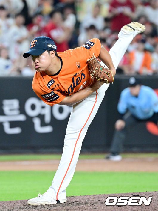 [OSEN=대전, 최규한 기자] 8회초 1사 1, 3루 상황 마운드에 오른 한화 투수 정우주가 힘차게 공을 뿌리고 있다. 2025.07.26 / dreamer@osen.co.kr