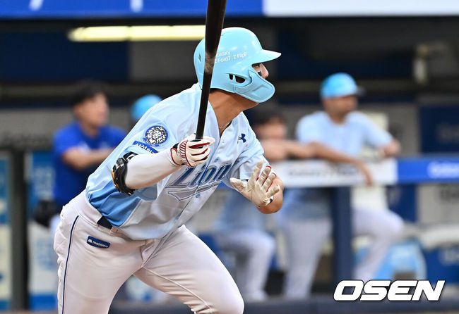 [OSEN=대구, 이석우 기자] 1일 대구삼성라이온즈파크에서 2025 신한 SOL 뱅크 KBO 리그 삼성 라이온즈와 LG 트윈스의 경기가 열렸다. 홈팀 삼성은 후라도가, 방문팀 LG는 임찬규가 선발 출전했다. 삼성 라이온즈 김영웅이 2회말 1사 만루 중견수 앞 2타점 안타를 치고 있다. 2025.08.01 / foto0307@osen.co.kr