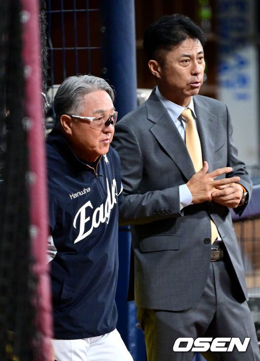 [OSEN=고척, 최규한 기자] 경기를 앞두고 한화 김경문 감독과 손혁 단장이 대화를 나누고 있다. 2025.07.04 / dreamer@osen.co.kr