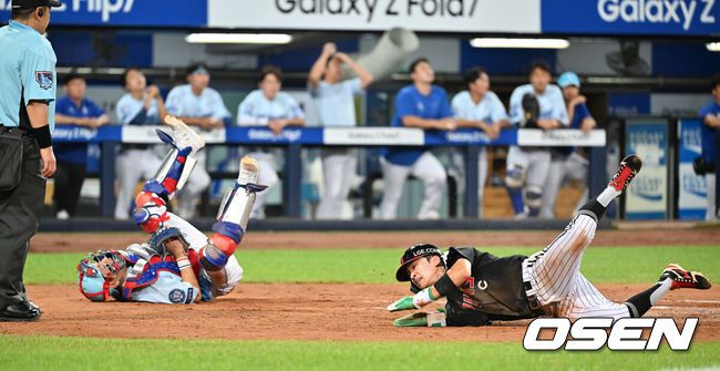 [OSEN=대구, 이석우 기자] 1일 대구삼성라이온즈파크에서 2025 신한 SOL 뱅크 KBO 리그 삼성 라이온즈와 LG 트윈스의 경기가 열렸다. 홈팀 삼성은 후라도가, 방문팀 LG는 임찬규가 선발 출전했다. LG 트윈스 박해민이 7회초 2사 2루 신민재의 좌익수 왼쪽 안타때 득점을 올리고 있다. 2025.08.01 / foto0307@osen.co.kr