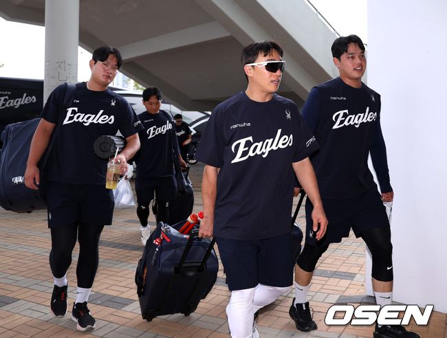 [OSEN=광주, 이대선 기자] 1일 오후 광주-기아 챔피언스필드에서 2025 신한 SOL Bank KBO리그 KIA 타이거즈와 한화 이글스의 경기가 열렸다.KIA는 이의리, 한화는 류현진을 선발 투수로 내세웠다.경기에 앞서 한화 손아섭이 경기장으로 이동하고 있다. 2025.08.01 /sunday@osen.co.kr