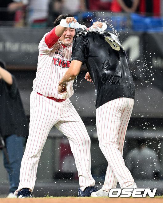 [OSEN=광주, 이대선 기자] KIA 타이거즈가 2연승을 달렸다. KIA는 1일 광주-기아 챔피언스필드에서 열린 2025 프로야구 신한은행 SOL bank KBO리그 한화 이글스와의 경기를 3-2로 승리했다. 이의리가 5이닝 2실점으로 막았고 이적생 김시훈 7아웃 홀드, 한재승이 무실점 세이브로 한 점차를 지켰다. 한준수의 역전타도 빛났다. 7연패후 연승을 이루며 8월을 힘차게 출발했다. 한화는 2위 LG에 1경기차로 쫓겼다.경기 종료 후 KIA 김시훈이 한재승이 승리 축하를 받고 있다. 2025.08.01 /sunday@osen.co.kr