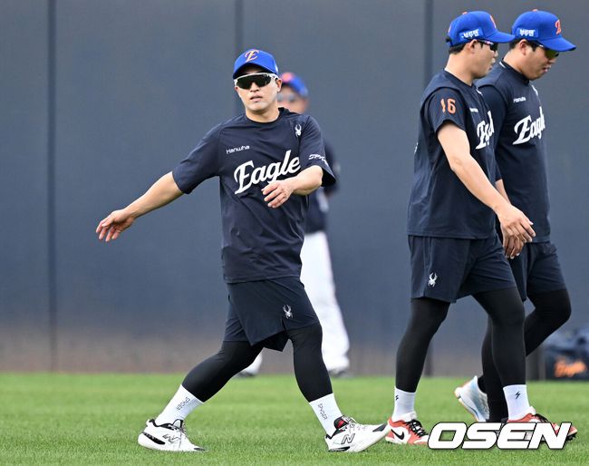 [OSEN=광주, 이대선 기자] 1일 오후 광주-기아 챔피언스필드에서 2025 신한 SOL Bank KBO리그 KIA 타이거즈와 한화 이글스의 경기가 열렸다.KIA는 이의리, 한화는 류현진을 선발 투수로 내세웠다.경기에 앞서 한화 손아섭이 훈련을 하고 있다. 2025.08.01 /sunday@osen.co.kr