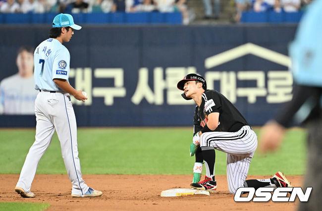 [OSEN=대구, 이석우 기자] 1일 대구삼성라이온즈파크에서 2025 신한 SOL 뱅크 KBO 리그 삼성 라이온즈와 LG 트윈스의 경기가 열렸다. 홈팀 삼성은 후라도가, 방문팀 LG는 임찬규가 선발 출전했다. LG 트윈스 박해민이 7회초 2사 1루 신민재 타석때 2루 도루를 성공하고 있다. 2025.08.01 / foto0307@osen.co.kr