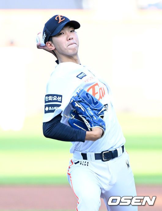 [OSEN=대전, 이대선 기자] 1회초 무사에서 한화 선발투수 황준서가 역투하고 있다. 2025.07.10 /sunday@osen.co.kr