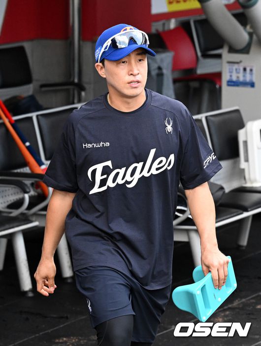 [OSEN=광주, 이대선 기자] 1일 오후 광주-기아 챔피언스필드에서 2025 신한 SOL Bank KBO리그 KIA 타이거즈와 한화 이글스의 경기가 열렸다.KIA는 이의리, 한화는 류현진을 선발 투수로 내세웠다.경기에 앞서 한화 손아섭이 그라운드로 나가고 있다. 2025.08.01 /sunday@osen.co.kr