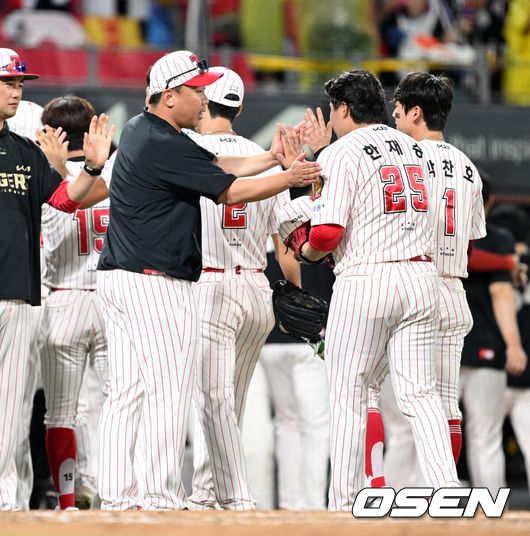 [OSEN=광주, 이대선 기자] KIA 타이거즈가 2연승을 달렸다. KIA는 1일 광주-기아 챔피언스필드에서 열린 2025 프로야구 신한은행 SOL bank KBO리그 한화 이글스와의 경기를 3-2로 승리했다. 이의리가 5이닝 2실점으로 막았고 이적생 김시훈 7아웃 홀드, 한재승이 무실점 세이브로 한 점차를 지켰다. 한준수의 역전타도 빛났다. 7연패후 연승을 이루며 8월을 힘차게 출발했다. 한화는 2위 LG에 1경기차로 쫓겼다.경기 종료 후 KIA 이범호 감독이 한재승과 승리의 기쁨을 나누고 있다. 2025.08.01 /sunday@osen.co.kr