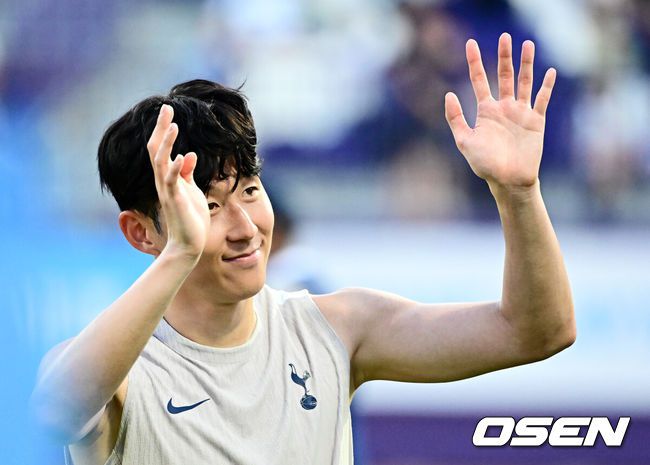 [OSEN=안양, 지형준 기자] 2일 오후 안양종합운동장에서‘2025쿠팡플레이 시리즈’ 토트넘 훗스퍼 오픈 트레이닝이 열렸다.이날 오전에 열린 기자회견에서 손흥민은 토트넘과 이별을 발표했다. 토트넘은 3일 오후 8시 서울월드컵경기장에서 쿠팡플레이 시리즈 2차전 뉴캐슬 유나이티드와 친선 경기를 가진다. 손흥민의 토트넘 소속 마지막 경기일 수도 있다.손흥민이 훈련을 마치고 팬들에게 인사를 하고 있다. 2025.08.02 / jpnews@osen.co.kr