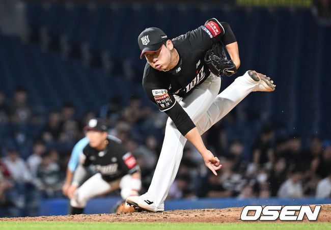 [OSEN=창원, 이석우 기자] 24일 창원NC파크에서 2025 신한 SOL 뱅크 KBO 리그 NC 다이노스와 KT 위즈의 경기가 열렸다. 홈팀 NC는 목지훈이, 방문팀 KT는 배제성이 선발 출전했다. KT 위즈 박영현이 역투하고 있다. 2025.07.24 / foto0307@osen.co.kr