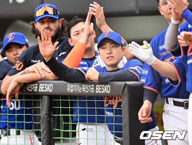 [OSEN=광주, 이대선 기자] 1일 오후 광주-기아 챔피언스필드에서 2025 신한 SOL Bank KBO리그 KIA 타이거즈와 한화 이글스의 경기가 열렸다.KIA는 이의리, 한화는 류현진을 선발 투수로 내세웠다.1회초 2사 2,3루에서 한화 문현빈의 우중간 2타점 적시 2루타 때 손아섭이 더그아웃에서 환호하고 있다. 2025.08.01 /sunday@osen.co.kr