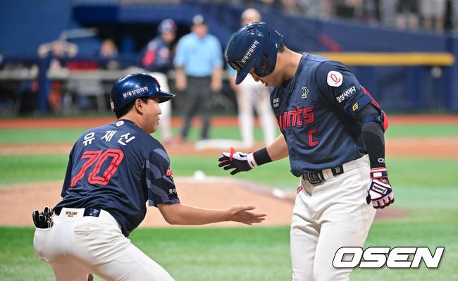 [OSEN=고척, 박준형 기자] 2일 오후 서울 고척스카이돔에서 ‘2025 신한 SOL BANK KBO리그’ 키움 히어로즈와 롯데 자이언츠의 경기가 진행됐다.이날 경기에서 키움은 김윤하를, 롯데는 나균안을 선발투수로 내세웠다.9회초 2사 1,2루 롯데 대타 전준우가 동점 1타점 적시타를 날리고 유재신 코치와 하이파이브를 하고 있다.  2025.08.02 / soul1014@osen.co.kr