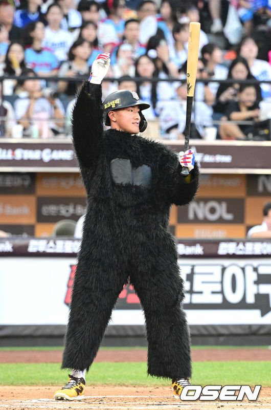 [OSEN=대전, 최규한 기자] 12일 오후 대전 한화생명볼파크에서 ‘2025 신한 SOL Bank KBO리그’ 올스타전이 열렸다.KBO 올스타전 경기는 드림 올스타와 나눔올스타 대표로 나선 총 30명의 선수가 치열한 승부를 펼친다.올스타 KT 안현민이 타석에 들어서고 있다. 2025.07.12 / dreamer@osen.co.kr