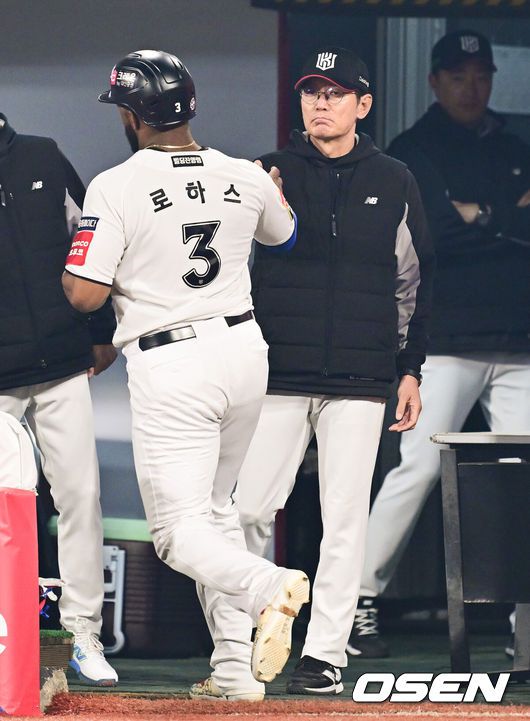 [OSEN=수원, 김성락 기자] 24일 오후 수원 KT위즈파크에서 ‘2025 신한 SOL Bank KBO리그’ KT 위즈와 SSG 랜더스의 경기가 열렸다.홈팀 KT는 강건, 원정팀 SSG는 문승원을 선발로 내세웠다. 7회말 1사 2, 3루 KT 장성우의 1타점 희생플라이 때 3루주자 로하스가 득점을 올린 뒤 더그아웃에서 이강철 감독과 하이파이브를 하고 있다.  2025.04.24 / ksl0919@osen.co.kr