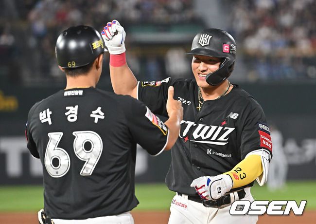 [OSEN=부산, 이석우 기자] 27일 부산 사직야구장에서 2025 신한 SOL 뱅크 KBO 리그 롯데 자이언츠와 KT 위즈의 경기가 열렸다. 홈팀 롯데는 이민석이, 방문팀 삼성은 고영표가 선발 출전했다.KT 위즈 안현민이 7회초 2사 1,2루 좌익수 앞 1타점 안타를 치고 세리머니를 하고 있다. 2025.06.27 / foto0307@osen.co.kr