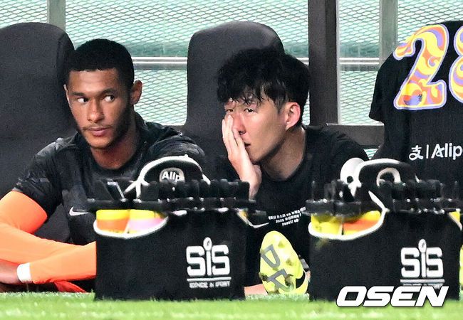 [OSEN=서울월드컵경기장, 이대선 기자] 3일 오후 서울월드컵경기장에서 쿠팡플레이 시리즈 20252경기, 토트넘 홋스퍼 FC와 뉴캐슬 유나이티드 FC의 프리시즌 친선경기가 열렸다.토트넘 손흥민의 고별전이자 양민혁과 뉴캐슬 박승수의 맞대결로 주목받는 이번 경기는 단순한 프리시즌 친선경기가 아닌, 전설의 마지막, 신예의 등장 교차점이라는 특별한 의미가 더해진다.후반 교체된 토트넘 홋스퍼 손흥민이 벤치에서 눈물을 흘리고 있다. 2025.08.03 /sunday@osen.co.kr